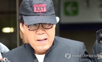 '그림 대작' 조영남 1심 사기 유죄 징역형…“구매자 속여“