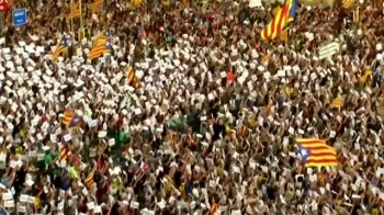 카탈루냐, '자치권 박탈'에 강력 반발…45만명 항의 시위
