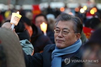 문 대통령 “촛불, 정의로운 대한민국 요구하는 통합된 힘“