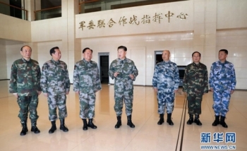 '군복입은' 시진핑 군 작전지휘센터 시찰…“싸워 이기는 군“ 강조