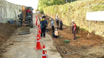 5·18 암매장 발굴 '손작업'…미확인 배관 돌출에 긴장