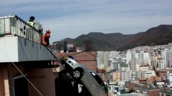 [국내 이모저모] 옥상 주차장서 후진하다 택시 추락…1명 부상