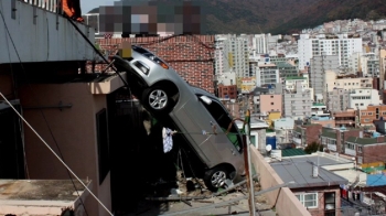 낭떠러지로 떨어지는 산동네 차량들…손 놓은 지자체