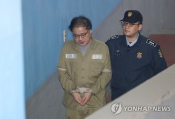 안종범 “설거지 힘들 정도로 허리 통증“…검찰 “보석 불가“