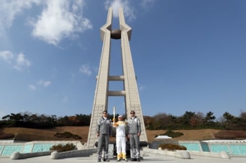 평창의 불꽃, 5·18묘지에서 타오르다…광주서 이틀째 성화봉송