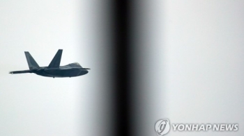 훈련 후 기지 복귀 F-22 랩터 4대중 1대만 견인…이상징후 촉각