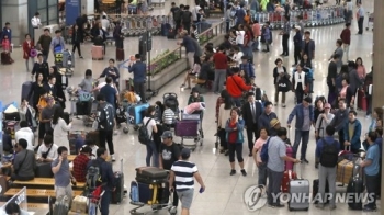 해외여행객 늘고 유커는 뚝…10월 서비스수지, 역대 최대 적자