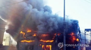 부산 스펀지 제조 공장에 불…10여명 긴급 대피