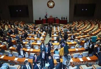 예산안 합의에 격앙된 한국당…'무효' '재협상' '정우택 사퇴론'