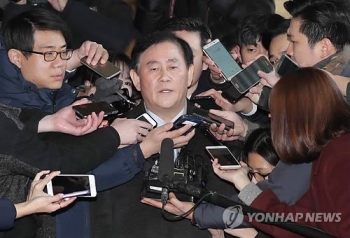 '국정원 뇌물의혹' 최경환 검찰 출석…“억울함 소명하겠다“