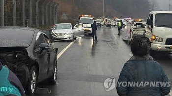 눈·비 내린 국도 사고…성주서 14중 추돌, 9명 부상