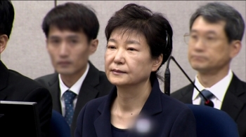 [영상구성] 박근혜 탄핵소추 1년…찬성표 뒤 '광장의 촛불'