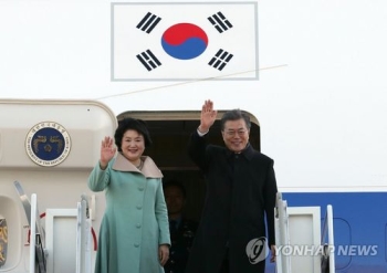 문 대통령, 중국 베이징으로 출국…3박4일 국빈방문 일정 돌입