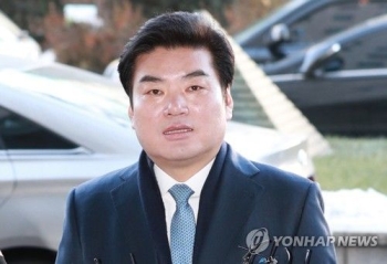 '정치자금법 위반' 원유철 검찰 출석…“성실히 소명하겠다“