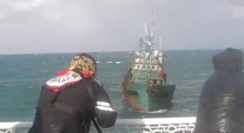 영해 침범 중국어선 단속 함정으로 돌진…총탄 200발 발사