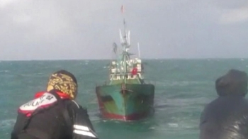 중국 어선 퇴치 작전…수백발 실탄 경고에 기관총도 쏴