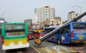 대형크레인이 버스 위로 '쿵'…1명 사망·15명 부상