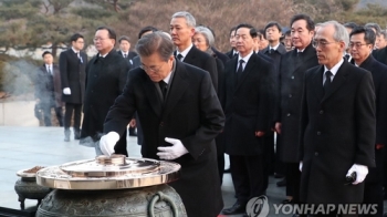 문 대통령, 현충원 참배로 새해 일정 시작…“건국 백년 준비“