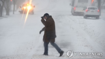 미 한파·강풍 동반 눈폭풍…항공기 결항·휴교, 피해속출