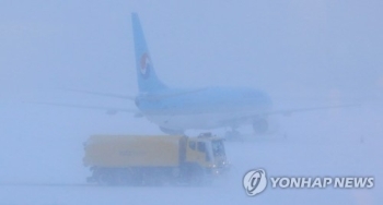 제주공항 폭설로 한때 폐쇄…정상화 늦어 5천여 승객 불편