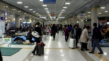 폭설 쏟아진 제주공항, 사실상 마비…'심각' 경보 발령