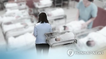 생후 8개월 아들 때려 사망…'엄마는 딸만 챙겼다'