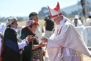 칠레 원주민과 만난 교황 “폭력, 결국 거짓말로 변질“ 자제 호소