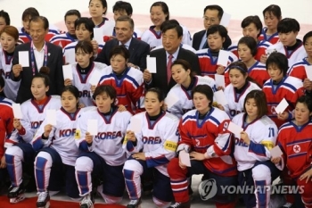 북한 여자아이스하키선수단 남한 도착, 곧장 진천행…선발대도 방남