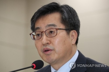 김동연 “가상화폐, 과세대상 규정 가능…국제사례 보고 있다“