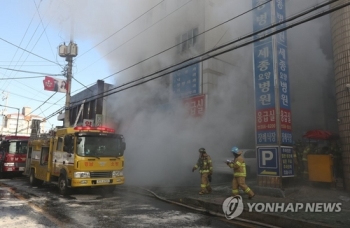 밀양 세종병원서 불 33명 사망 79명 부상…“전층 수색중“