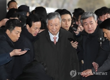 '아파트 폭리·탈세 의혹' 이중근 검찰 출석…“법대로 했다“