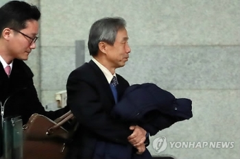 'DJ 뒷조사 협조' 이현동 전 국세청장 피의자로 소환…묵묵부답