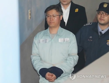 '청와대 문건 유출' 정호성 2심도 징역 1년6개월 실형