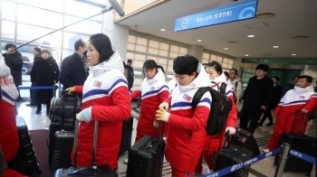 북한 선수단 본진 32명 양양공항 도착…선수단장은 원길우