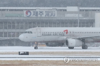 '눈보라'에 제주공항 활주로 폐쇄 연장…28편 결항·16편 회항