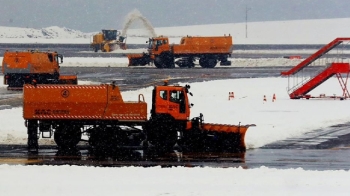 이틀만에 또 폐쇄된 제주공항…시내 곳곳 미끄럼 사고도