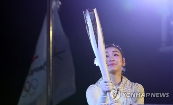 성화대에서 '우아한 피겨'…김연아, 평창 성화 밝혔다