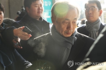 'DJ 뒷조사' 이현동 전 국세청장 구속심사 출석…묵묵부답