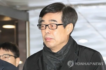 'MB 최측근' 장다사로 구속심사 출석…묵묵무답