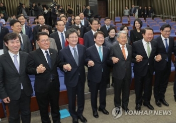 '안철수·유승민 통합' 바른미래당 창당…30석 제3당 출범