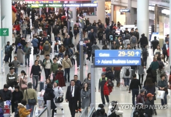 “고향 대신 해외로“…설 연휴 앞두고 인천공항 '북적'