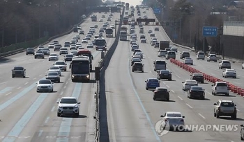 귀성길 고속도로 정체 점차 풀려…“서울→부산 5시간 40분“