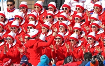 북한응원단 “우리 선수 장하다“…아낌없는 격려와 함성