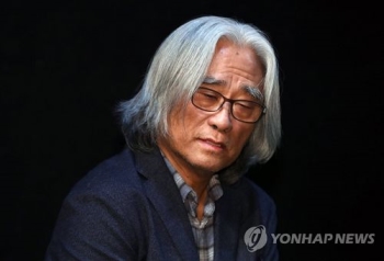 이윤택 “성추행 법적책임 지겠다“…성폭행은 부인