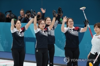 여자컬링, 연장 끝 일본 꺾고 결승행…사상 첫 메달 '은' 확보