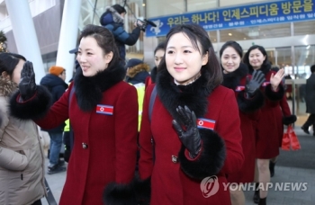 “다시 만납시다“…북 응원단 밝은 표정으로 숙소 떠나 귀환길