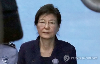 검찰, '국정농단' 박근혜에 징역 30년 구형…“헌정사에 오점“