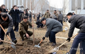 북 신문, '식수절' 맞아 산림복구·나무심기 독려