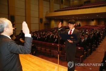 '사시폐지' 마지막 사법연수생 입소…연수원장 “열린 마음 갖길“