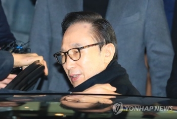 검찰, '뇌물의혹' 이명박 전 대통령 14일 오전 피의자 소환